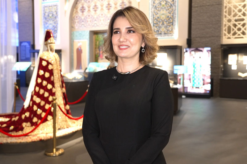 فنانة ثقافية مكرمة في أوزبكستان، مذيعة